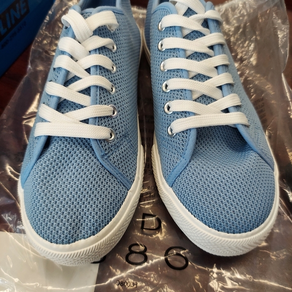 Sneakers - Picture 3 of 4